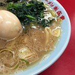 末広家 - 豚骨の香りが良く旨味の強いスープ。