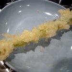 地魚屋台とっつぁん - アスパラです。サクサクとアスパラを食べます。アスパラの旨味が上手に出てました。