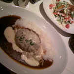 おいしいカレーと旨いコーヒーの店ほりいけ - チーズハンバーグカレーとサラダ