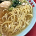 末広家 - 酒井の麺は普通茹ででモッチリ。