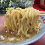 末広家 - 麺リフト。
