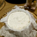 カズノリ イケダ アンディヴィデュエル - 「クレメダンジュ」フランスアンジュ地方の名物デザート。
      フリュイルージュのソースを忍ばせた
      フロマージュブランのふんわりチーズケーキ。みずみずしいチーズを堪能できます♪