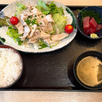 まさや食堂 - 豚しゃぶサラダとマグロぶつ定食（990円）