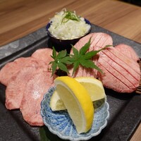 東京焼肉 黒木 - 厚切りタン、薄切りタン