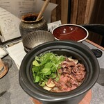 かまど焼 NIKUYOROZU - 牛肉とマッシュルームの土鍋ご飯
