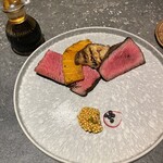 かまど焼 NIKUYOROZU - 左-鹿ロース、右-和牛肩ロース