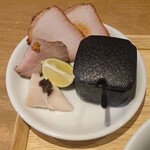 らぁ麺や 嶋 - 別皿のチャーシューと塩と酢橘