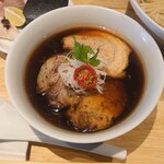 らぁ麺や 嶋 - つけ汁:鰹昆布水に纏ったつけ麺で食べ進みますとジャストな濃さに｡そこに炭火焼きのチャーシューの脂が溶けだし､さらに旨みが増します｡