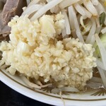 ラーメン もっけだの - 『ラーメンニンニク野菜マシマシ』のニンニク