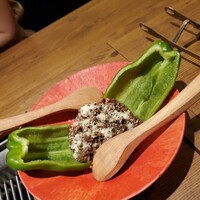 焼肉 牛者 - 和牛肉ピーマン ～ 生で食べれる新鮮ピーマンに自家製味付け挽肉を乗せて