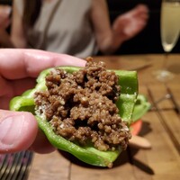 焼肉 牛者 - 和牛肉ピーマン② ～ 生で食べれる新鮮ピーマンに自家製味付け挽肉を乗せて