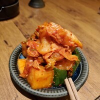 焼肉 牛者 - 自家製キムチ盛り合わせ ～ こだわりの白菜キムチ、こだわりの胡瓜キムチ、こだわりの大根キムチ