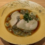 259725116 - 三品目は楽しみにしていた岩牡蠣、徳島産岩牡蠣は身が大きく厚手でとてもクリーミー。じゅん菜を加えられたポン酢がぴったりのこの時期ならではの美味しさでした