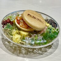 Pluie dete - ❸最中
                    〜綺麗な花を盛ったアミューズメント皿には最中。その中にはサーモンと梅のタルタル仕立てが美しく、トマトピューレの旨味が重なってさらに美味しい♫