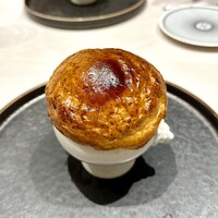 Pluie dete - ❺パイ
                    〜アサリや蛸やつぶ貝出汁の熱々のクラムチャウダーが入ったパイ包み焼きは、見た目だけで美味そうに感じてしまうが、濃厚で滑らかな舌触りもソフトな味わい。