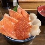 海鮮処 魚屋の台所 - サーモン・ホタテ・イクラ丼（2,700円）