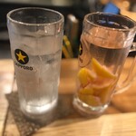 スタンド mamoru - 左：ズブロッカ　右：淀川水