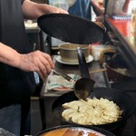 新ちゃん - ぎょうざ焼き上がります