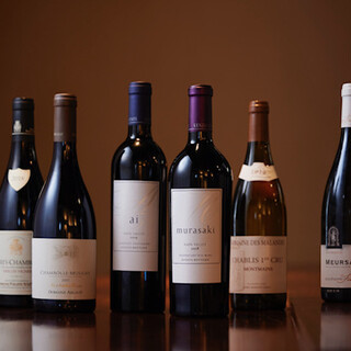 世界各国のワインをはじめ、日本酒やウィスキーなど取り揃え