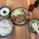 牛タン塩焼 テールスープの店 べこ虎 - 