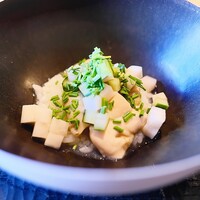 ひがしやま 司 - 楠クンのシャリ粥。岩ガキと水キムチで。とてもさっぱりして、しかも発酵料理として完成している。