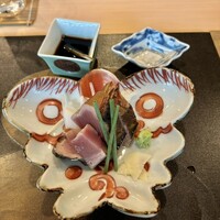 よし澤 - カツオの藁焼き　ニンニク、わさび、塩で。