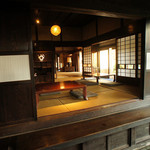 宮田邸 - 土間から居間を眺める