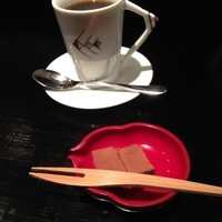 御二九と八さい はちべー - ランチについてくるデザート（チョコのわらびもち）とコーヒー