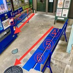 ヌードル＆スパイスカレー 今日の1番 - 並び方の順番です。　※空いていても間を空けない方が良いかと、、、