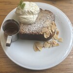 crisscross - バナナブレッドケーキとホイップクリーム(850円)