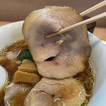 中華そば 深緑 - 肩ロースチャーシューリフト。