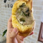 ブーランジェリ･エ･カフェ　オブジェ - お持ち帰りパン♡豚まんパン♡オブジェさんの新作♡調理パンに使用されているふんわりパン生地は少し甘さを感じるんですが、豚挽肉の旨味とネギのシャキシャキ食感がよく合うんです…♡はぁ…おいしい……すき…