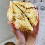 ブーランジェリ･エ･カフェ　オブジェ - お持ち帰りパン♡パイナップルココナッツ♡こちらはお初！中には自家製カスタード＆マスカルポーネチーズ、そして角切りされたパイナップルが…！フレッシュなパインとクリームの最高なマッチング♡にやけちゃう♡