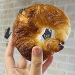 ブーランジェリ･エ･カフェ　オブジェ - お持ち帰りパン♡クロワッサン♡いつもお世話になってます！！オブジェさんのクロワッサンがいっちばん好き♡♡かぶりつけばサックリじゅんわり、特級バターの波という幸せが待ってます。大好き過ぎる。
