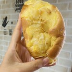 ブーランジェリ･エ･カフェ　オブジェ - お持ち帰りパン♡カスターアーモンド♡ふんわりパン生地の上には優しい甘さの自家製カスタードクリーム、アクセントとしてアーモンドが乗せられてます♡♡いくらでも食べられちゃう…おいしい…