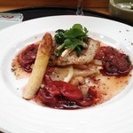 寿司割烹 魚紋 - 赤ワインに合う料理。特別オーダー♪明石の真鯛、白アスパラ。トマトのワイン煮。即興でこれを作ってしまう!!親方はやはり凄い!!