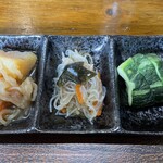 おお田や - 小鉢は肉じゃが、春雨、瓜の漬物