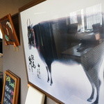 みき家 - 入ったところに掲げられている大きな但馬牛の絵