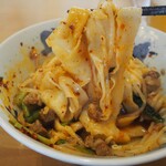 西安麺荘 - 牛肉の煮込み入り油そば