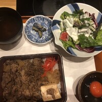 すき焼き十二天 - すき焼き重+濃紅生卵の全容