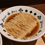 NIBOSHI MANIA - さざえといりこの焦がし醬油蕎麦の麺とスープ