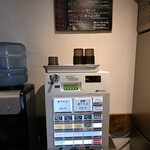 NIBOSHI MANIA - メニューの黒板と券売機