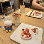 ミッフィーカフェトーキョー - 生ハムとベリーのサンドイッチ
