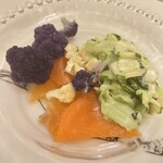 トワ・プティ・ルー - きゅうりのサラダ、チボレットとサーモン、二色のカリフラワー。