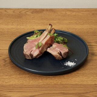 仔羊と越後もち豚を提供中。旨味を閉じ込めた塊肉の塩釜焼き。