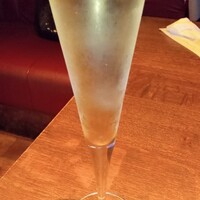 スペイン料理 La Cazuela 三ノ宮 ミント神戸店 - なみなみスパークリングワイン。