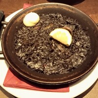 スペイン料理 La Cazuela 三ノ宮 ミント神戸店 - イカスミパエリア