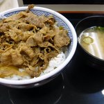 吉野家 - で、オーダーしたのは、牛丼並盛です。勿論、汁（つゆ）だくでね。それと、味噌汁も。