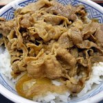 吉野家 - 牛丼並盛です。昔は生卵もオーダーしていたんですが最近はやめました。