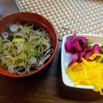 馬刺しと地鶏とマグロ 梅屋 - スープ、漬けもの食べ放題